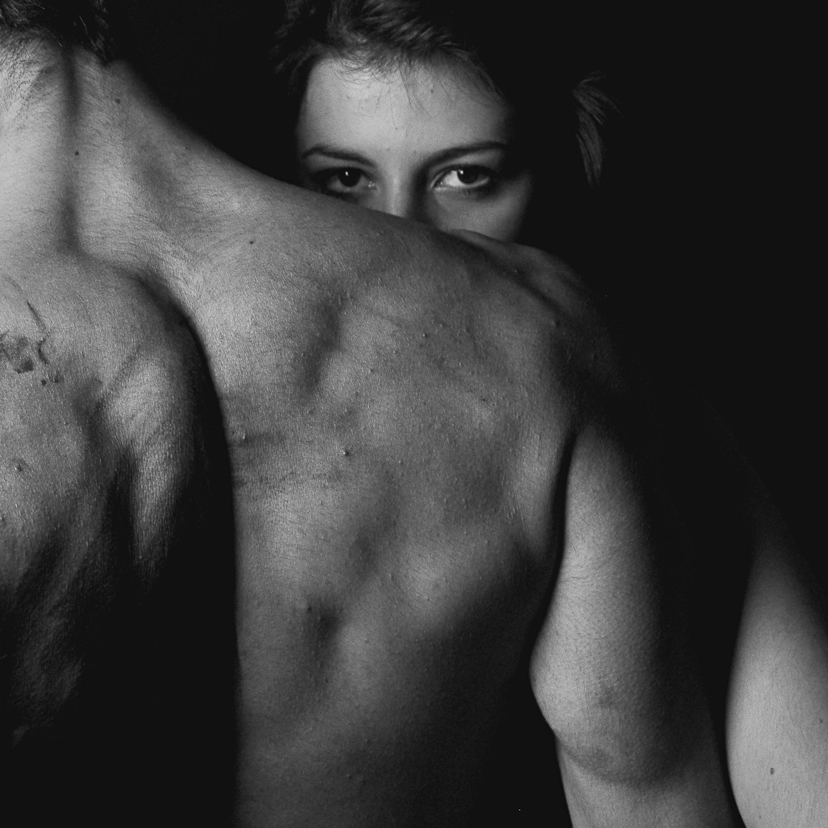 Pareja en contacto sensual, piel visible, blanco y negro